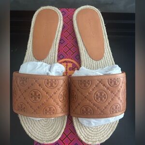 TORY BURCH T MONOGRAM ESPADRILLE SLIDE ELBA CAMELLO 9.5